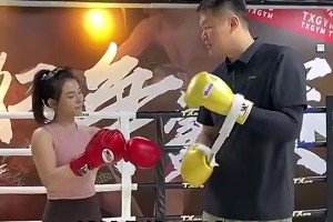 朱总放水啊！朱芳雨此前去拳馆踢馆，结果扛不住女教练重拳😂