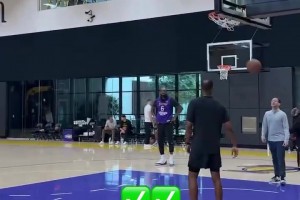 备战火箭！斯玛特训练中连续投进三分，把湖人队友们都看乐了